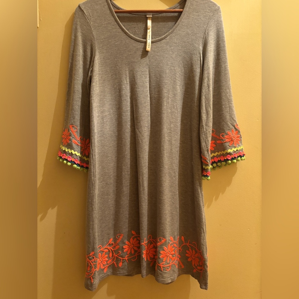 Uncle Frank Size Medium NWOT. Gray Boho vibes. Sleeves are coral lime beautiful